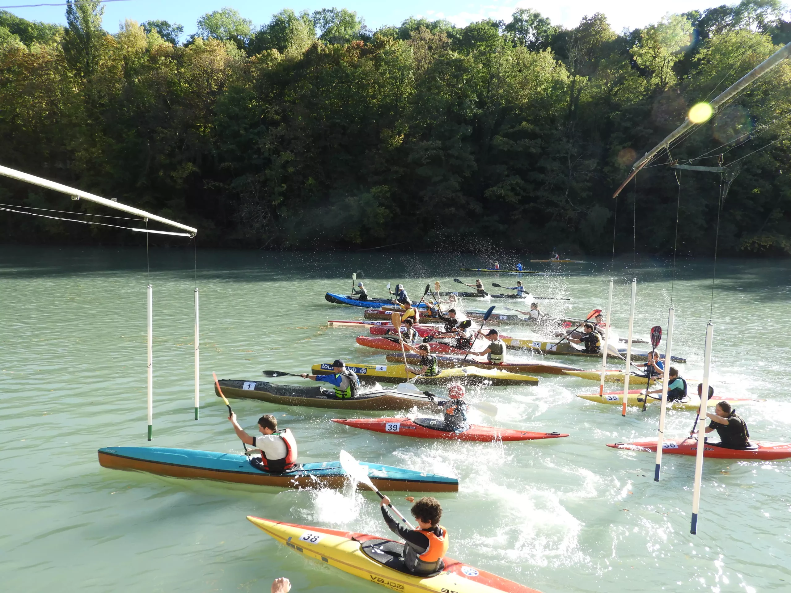 derby des pont plusieurs personnes en canoë