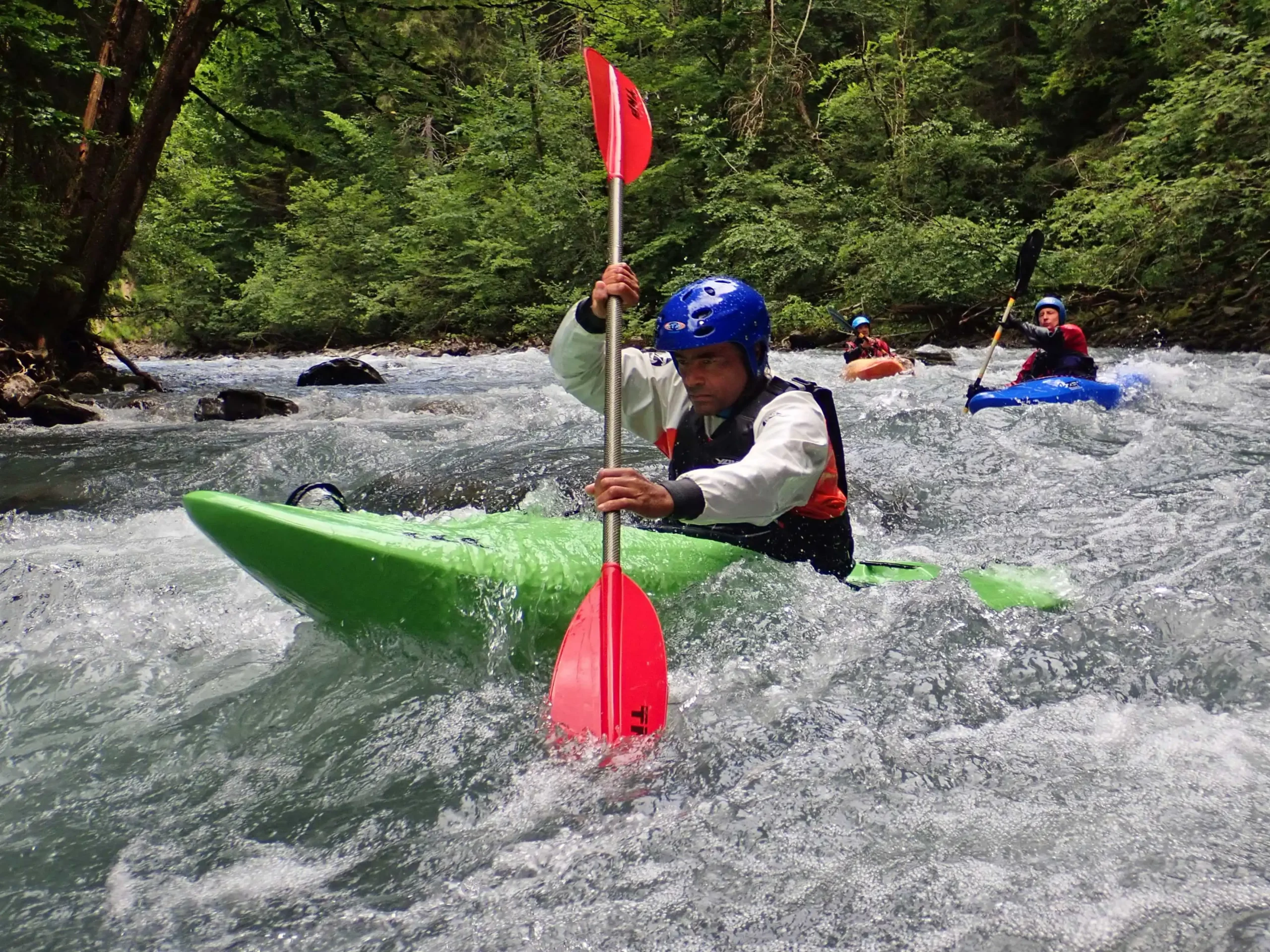 personne adulte en action dans un canoë