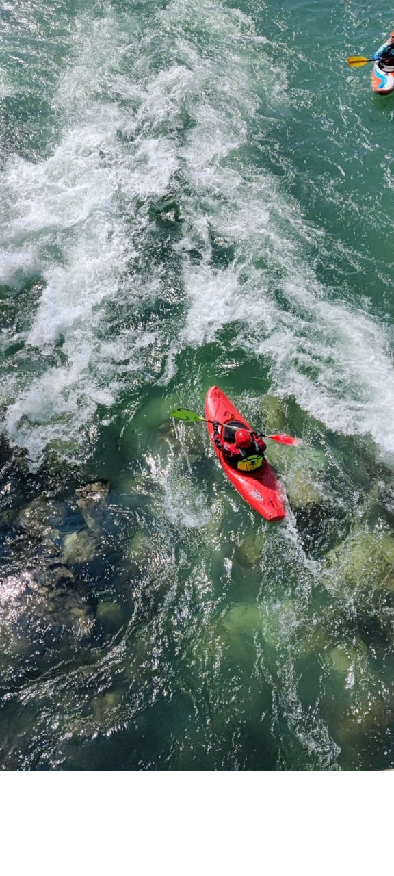 rivière vu de haut avec une personne sur un canoë rouge